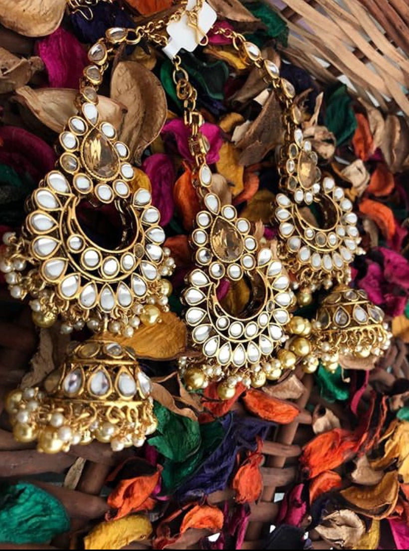 Golden Off-White Kundan Pearl Earring Tikka Set